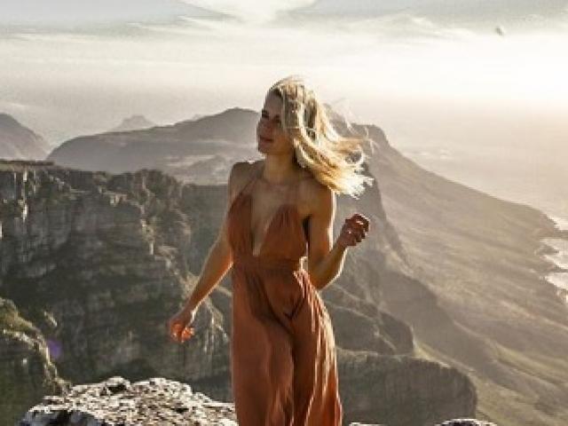 Thế giới - Nữ cảnh sát nóng bỏng nhất nước Đức quay trở lại làm việc sau khi bị sếp cảnh cáo