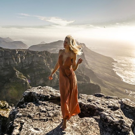 Nữ cảnh sát nóng bỏng nhất nước Đức quay trở lại làm việc sau khi bị sếp cảnh cáo - 2