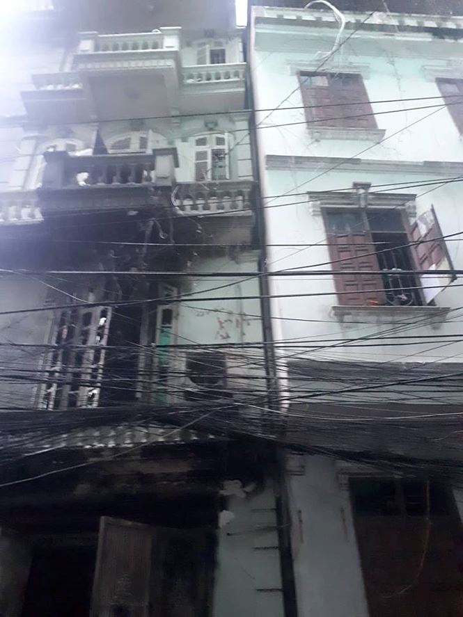 Nhà 4 tầng bốc cháy dữ dội lúc sáng sớm, nhiều người hoảng loạn - 3