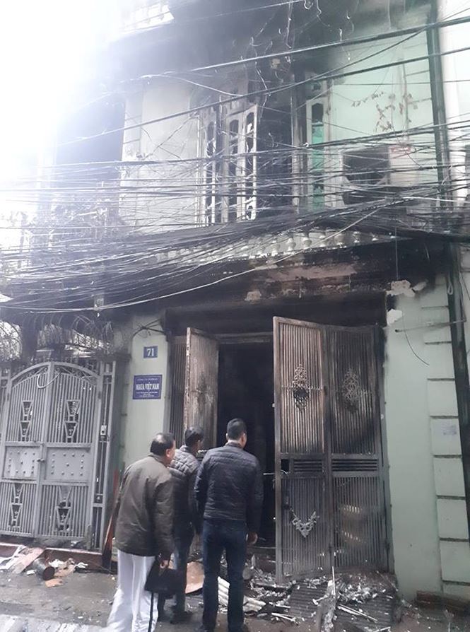 Nhà 4 tầng bốc cháy dữ dội lúc sáng sớm, nhiều người hoảng loạn - 2