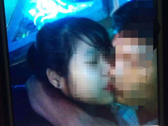 Vợ chết đứng nhìn chồng ôm gái ngành khi hát karaoke - 1