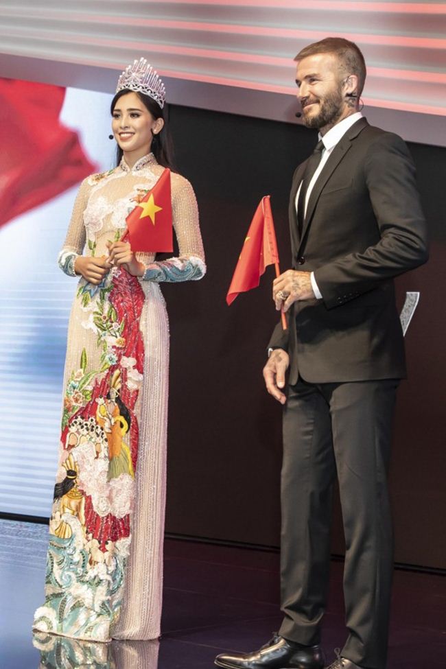 NTK/stylist Hữu Anh Zoner nói: "Vy đã đăng quang hoa hậu và là đại sứ Việt Nam đại diện cho nhan sắc của một quốc gia, sẽ có nhiều nước bạn và khách quý nhìn vào đánh giá. Hơn nữa lại mặc quốc phục áo dài, để lộ nội y ra như vậy là phản cảm...