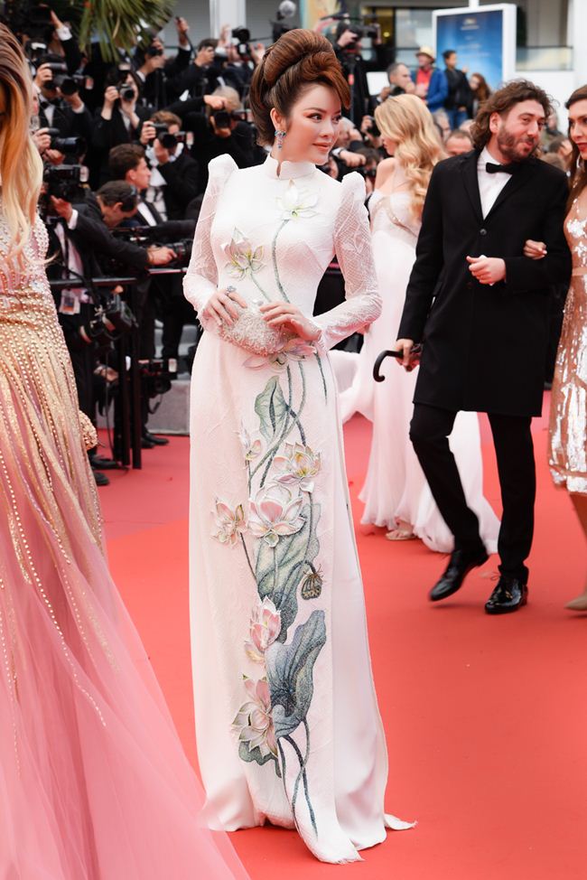 Lý Nhã Kỳ từng đẹp đến nao lòng khi diện áo dài xuất hiện trên thảm đỏ Liên hoan phim Cannes. Một minh chứng khác về áo dài đắp ren, chuyển từ vị trí từ ngực qua tay áo là đẹp không ai dám chê.