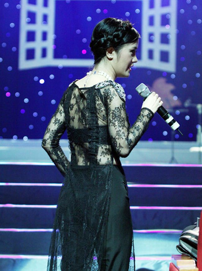 Diva Hồng Nhung cũng được gọi tên trong top mỹ nhân lộ nội y với áo dài gây tranh cãi. Cụm từ "mặc cũng như không" là điều chính xác nhất khi miêu tả về cô trong thiết kế táo bạo này.