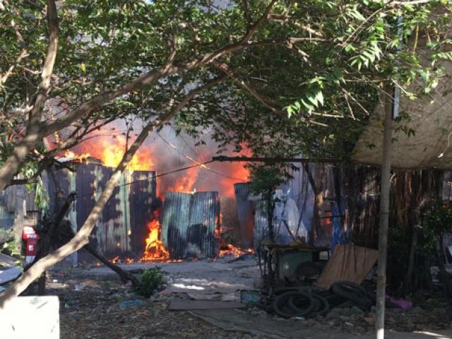 Tin tức trong ngày - Lửa đỏ rực dãy nhà trọ ở Sài Gòn, người dân gào thét ôm tài sản tháo chạy