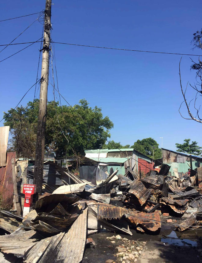 Lửa đỏ rực dãy nhà trọ ở Sài Gòn, người dân gào thét ôm tài sản tháo chạy - 3