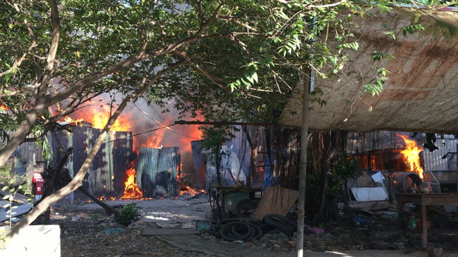 Lửa đỏ rực dãy nhà trọ ở Sài Gòn, người dân gào thét ôm tài sản tháo chạy - 1