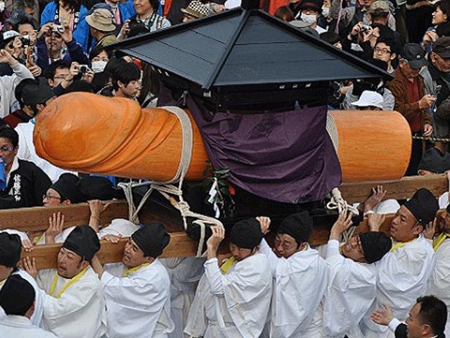 Du khách ngượng chín mặt tại những lễ hội truyền thống chỉ có ở Nhật Bản