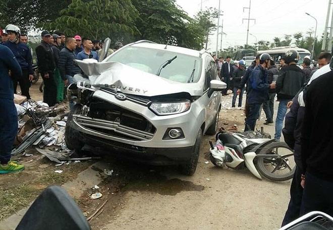 Hà Nội: Ô tô đâm liên hoàn, 2 vợ chồng đi xe máy tử vong - 1