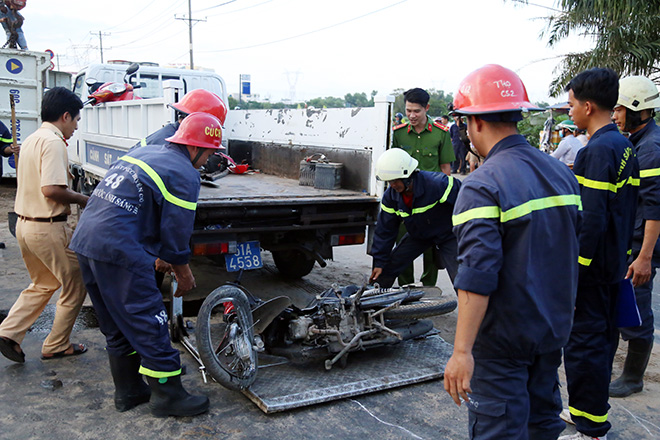Xe ben chở cát lật đè chết người đi đường ở Sài Gòn - 5