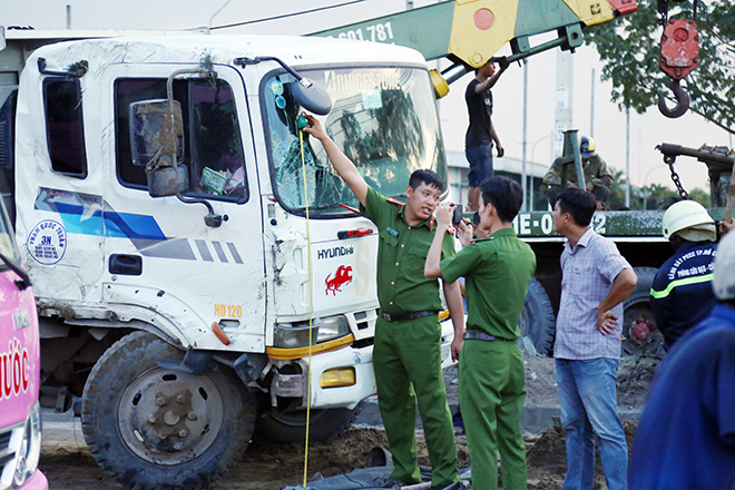 Xe ben chở cát lật đè chết người đi đường ở Sài Gòn - 6