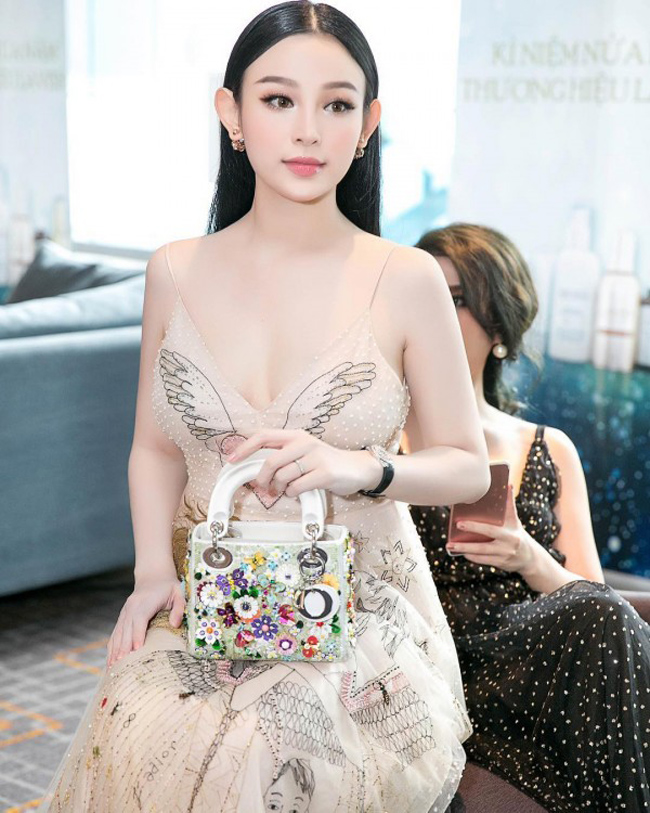 Ngoài ra, nhờ gia đình nhà chồng có một nhà máy sản xuất mỹ phẩm khá lớn tại Hàn Quốc nên công việc kinh doanh của Huyền Baby cũng phát đạt trông thấy.