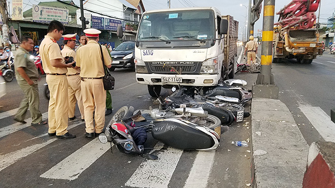 Xe tải lao như &#34;tên&#34; qua giao lộ, cuốn 5 xe máy, nhiều người gào thét bỏ chạy - 1