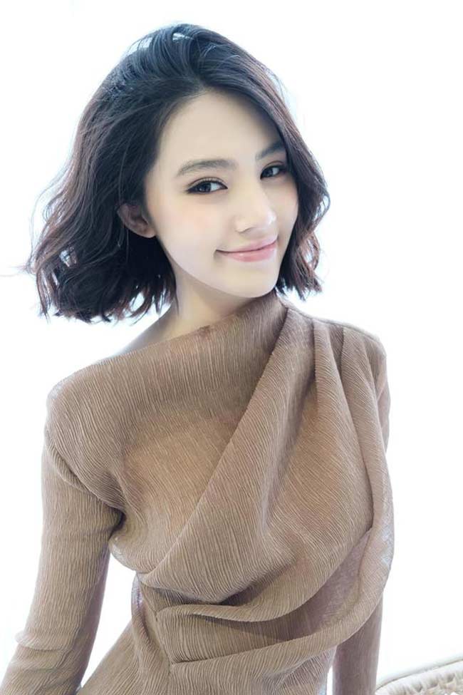 Chiều cao 1m70 cùng số đo 86 - 58 - 88 của Jolie Nguyễn cũng là điều khiến cô trở nên nổi bật.