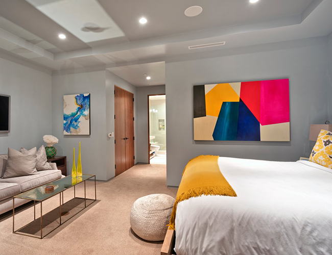 Cả sáu phòng ngủ đều được trang trí với những màu sắc rực rỡ, mang lại không gian tươi mới
