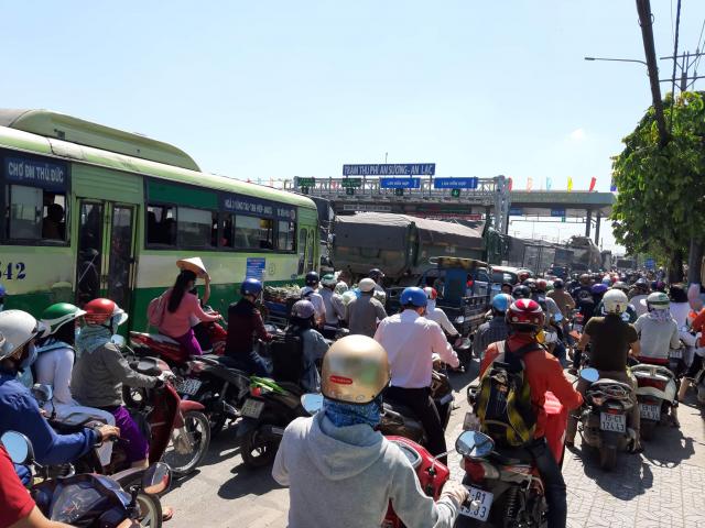 Tin tức trong ngày - Ngàn người “chôn chân” giữa trưa nắng, BOT An Sương – An Lạc lại xả trạm