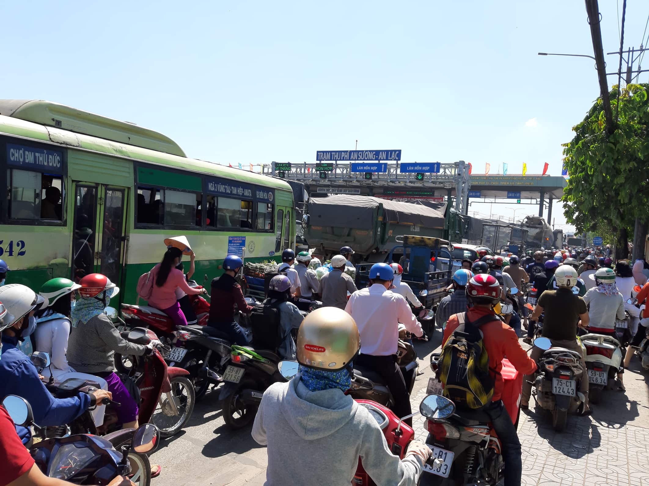 Ngàn người “chôn chân” giữa trưa nắng, BOT An Sương – An Lạc lại xả trạm - 2