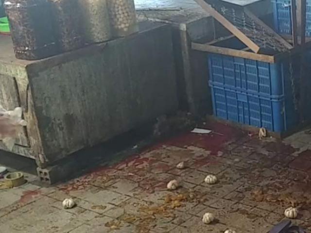 Pháp luật - Nữ tiểu thương bị đâm trọng thương tại chợ vì "đòi" chia tay