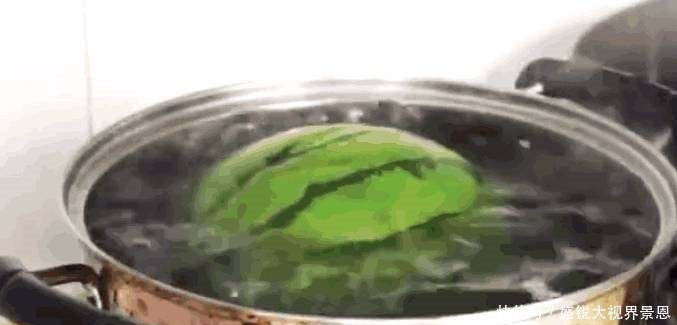 Nấu dưa hấu suốt 4 tiếng đồng hồ và cái kết bất ngờ cho người thích tò mò - 1