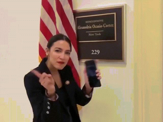 Media - Nữ nghị sĩ trẻ nhất nước Mỹ nhảy múa trước cửa phòng làm việc gây sốt mạng