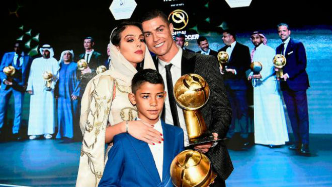 Ronaldo siêu sao bóng đá: Bất ngờ chơi bóng bàn cực đỉnh - 1