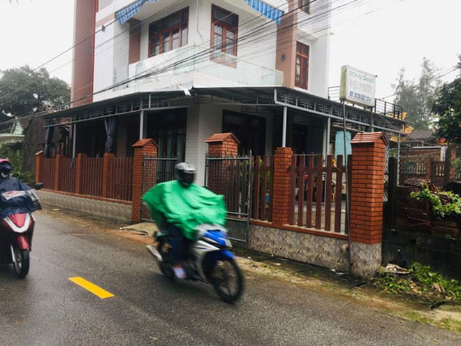 Bé gái 10 tuổi bị cướp đâm đang trong tình trạng hôn mê - 1