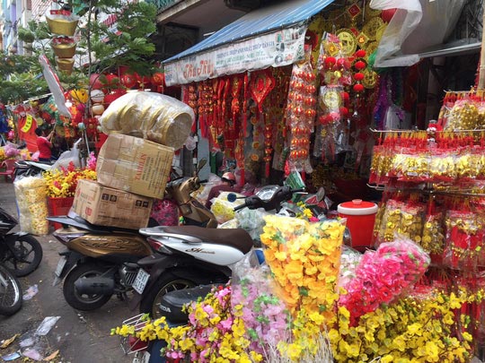 Tràn ngập hoa giả trang trí Tết giá bạc triệu - 3