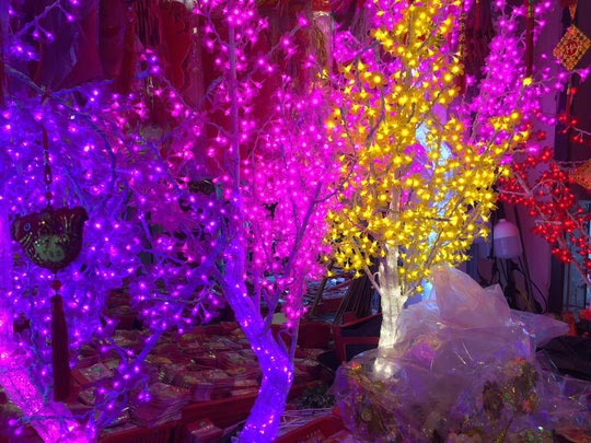 Tràn ngập hoa giả trang trí Tết giá bạc triệu - 4
