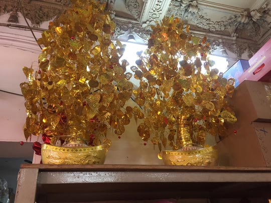 Tràn ngập hoa giả trang trí Tết giá bạc triệu - 5