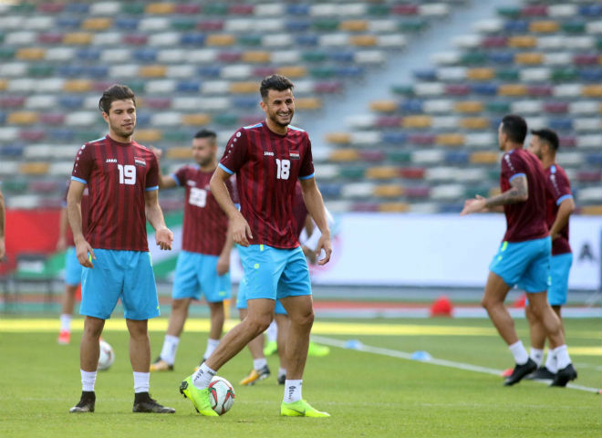 SAO Iraq lãng tử như Pirlo lăn xả tập đấu ĐT Việt Nam - 10