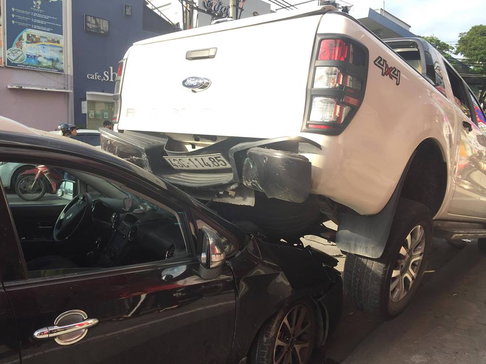 Phát hoảng với hiện trường vụ tai nạn ô tô bán tải “ngồi” trên “xế hộp” - 3