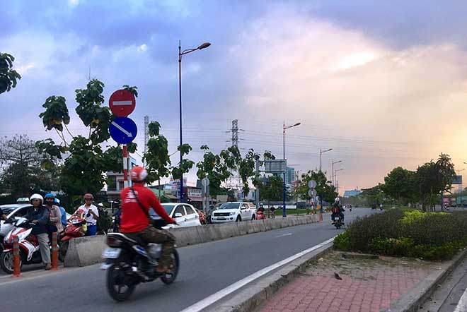 Clip: Cô gái sợ hãi ngồi trên chiếc xe lạng lách kinh hoàng ở Sài Gòn - 1
