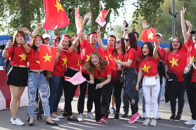 Fan nữ xinh đẹp Việt Nam tại UAE &#34;cháy hết mình&#34; cổ vũ Quang Hải, Công Phượng - 9