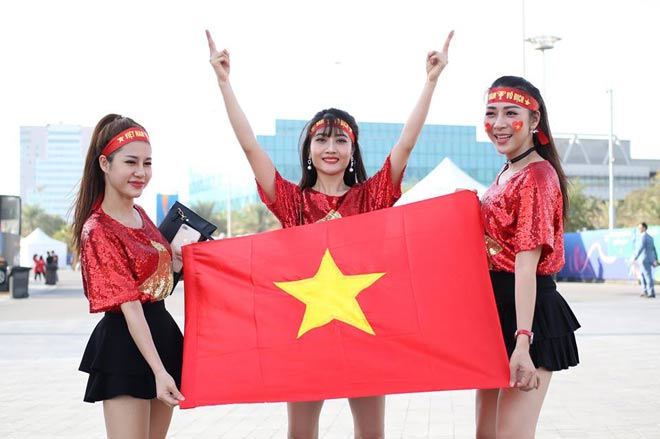 Fan nữ xinh đẹp Việt Nam tại UAE &#34;cháy hết mình&#34; cổ vũ Quang Hải, Công Phượng - 1