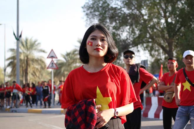 Fan nữ xinh đẹp Việt Nam tại UAE &#34;cháy hết mình&#34; cổ vũ Quang Hải, Công Phượng - 6