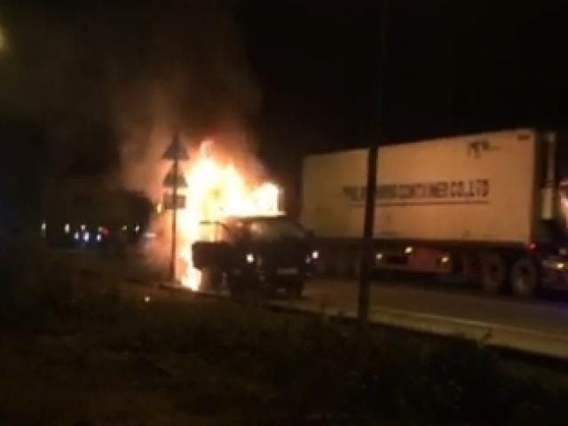 Tin tức trong ngày - Xe tải bốc cháy trên đường dẫn hầm Hải Vân, tài xế bung cửa thoát thân