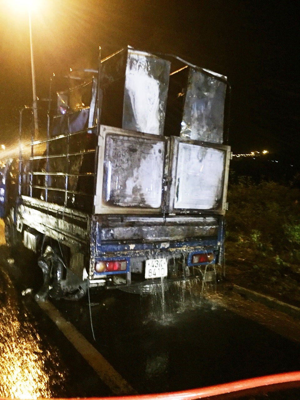 Xe tải bốc cháy trên đường dẫn hầm Hải Vân, tài xế bung cửa thoát thân - 2