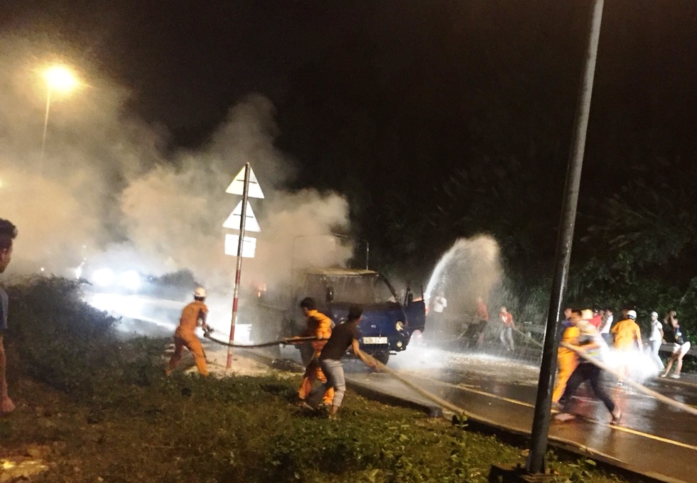 Xe tải bốc cháy trên đường dẫn hầm Hải Vân, tài xế bung cửa thoát thân - 1