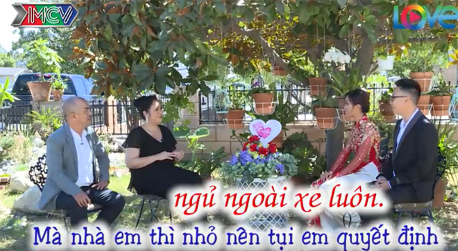 Bạn gái muốn “vượt rào” trên ô tô, chàng trai mở tung cửa xe làm điều bất ngờ - 1