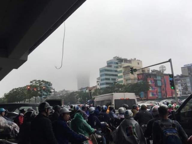 Mưa rét kèm sương mù, nhiều đường ở Hà Nội không còn ”kẽ hở”