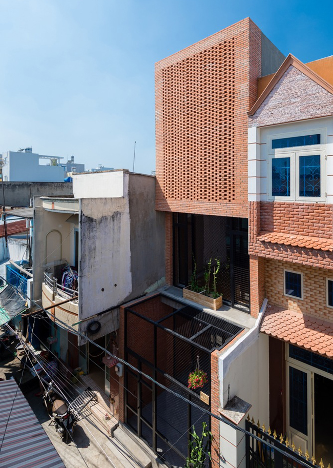 Căn nhà nằm trong một ngõ nhỏ thuộc khu phố người Hoa ở quận Bình Tân, thành phố Hồ Chí Minh.
