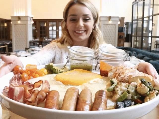 Media - Bữa sáng "dành cho nhà vô địch" với món trứng đà điểu khổng lồ nặng gần 2kg