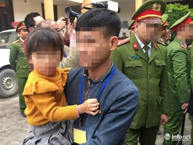 Pháp luật - Xét xử vụ chạy thận ở Hòa Bình: Bé gái được vào tòa vài phút để gặp bố