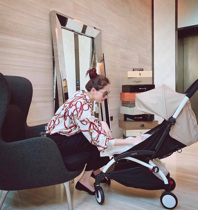 Nàng hậu được mệnh danh là &#34;thần tiên tỷ tỷ&#34; Việt Nam là người đẹp rất đắt show quảng cáo, làm gương mặt đại diện và dự sự kiện.