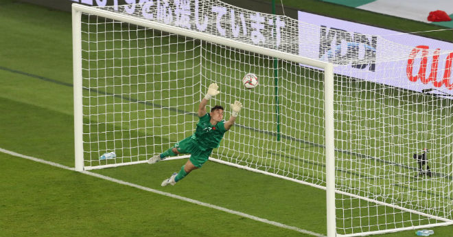 Đối mặt siêu phẩm đá phạt: Văn Lâm đứng lệch vị trí, De Gea xử lý thế nào? - 1