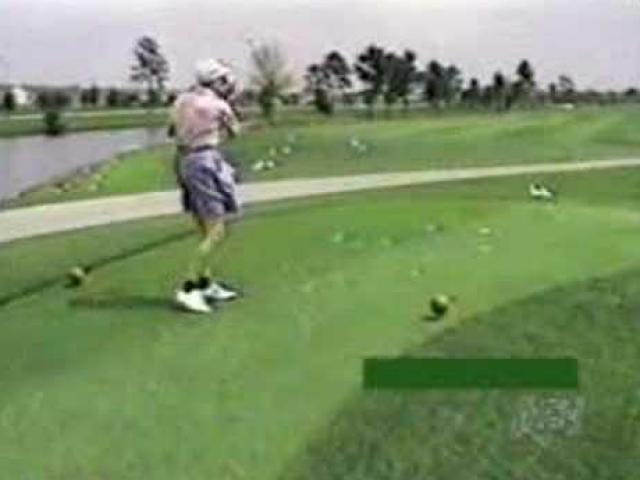 Thể thao - Golf thủ quá tệ: "Lấy mạng" bồ câu với cú đánh siêu dở