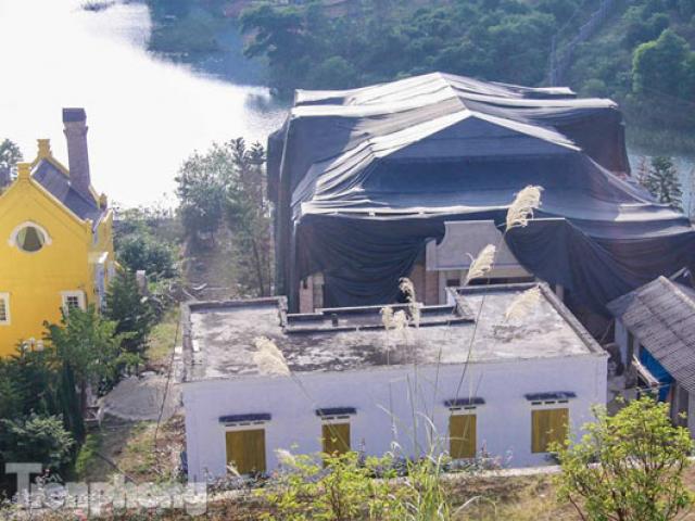 Kinh doanh - Biệt thự "xẻ thịt" rừng Sóc Sơn bất ngờ phủ kín bạt "ngủ đông"