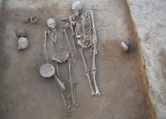 Bí ẩn cặp đôi cổ đại nằm trong tư thế thân mật suốt 4.500 năm - 1
