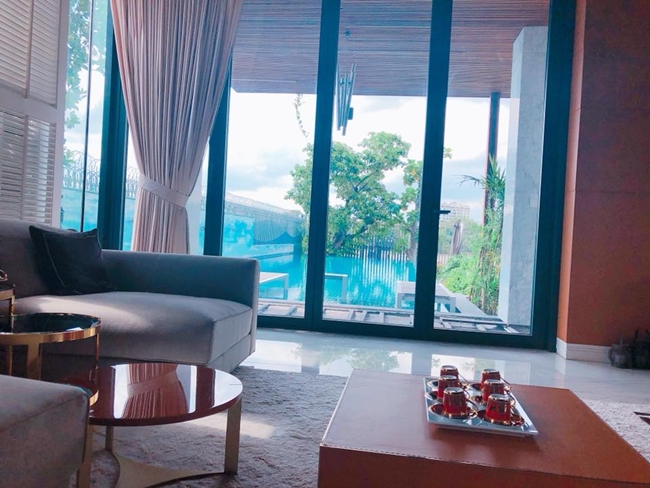 Phương Lê hiện có cuộc sống viên mãn bên ông xã đại gia và 3 cô con gái. Cô sở hữu biệt thự trị giá hàng triệu USD rộng 1.200m2 ở quận 2 Tp. HCM.