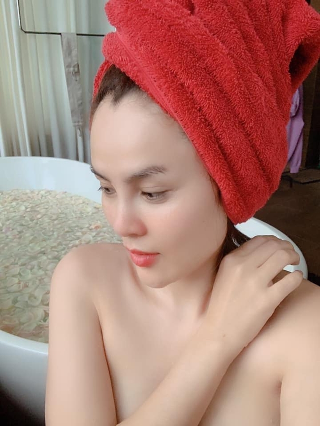 Cận cảnh làn da căng mọng, mịn màng tràn đầy sức sống của Hoa hậu Phương Lê nhận được hàng nghìn lượt thích trên mạng xã hội.